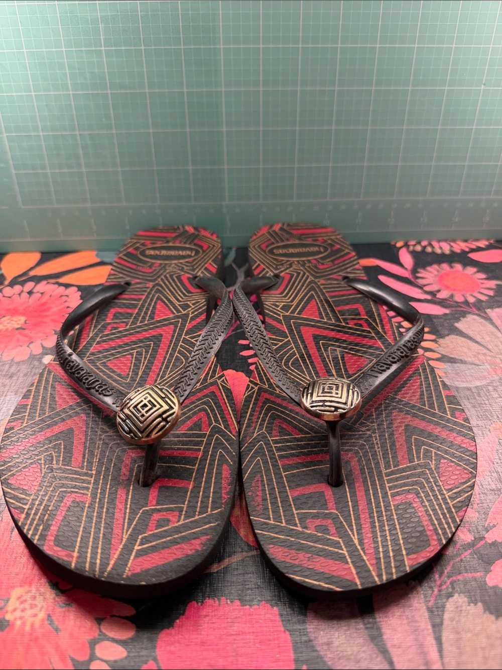 Havaianas Black Strappy Flip Flops with Red and Gold Geometric Print size 41/42